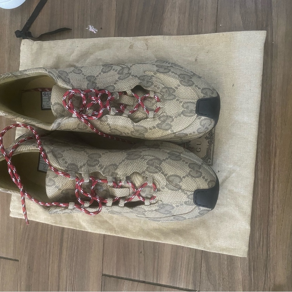 Gucci Women's Beige Sneakers with Red Laces